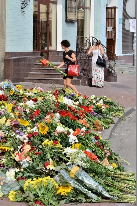 Українці «завалюють» квітами посольсьтво Нідерландів. ФОТО