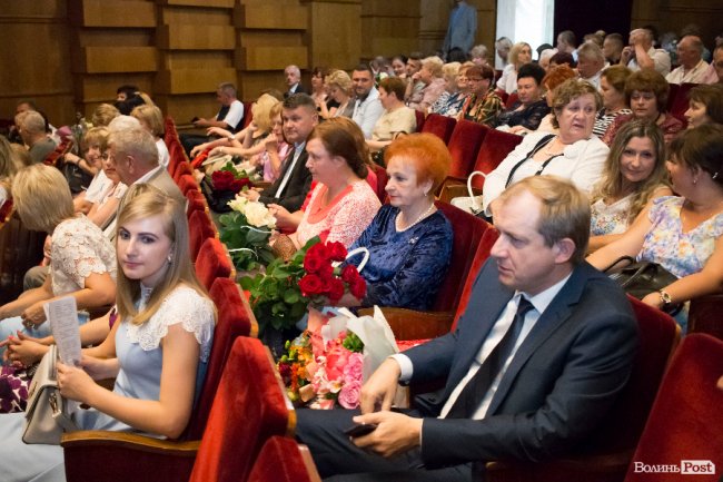 Квіти, подяки та музичний концерт: волинських медпрацівників привітали з професійним  святом