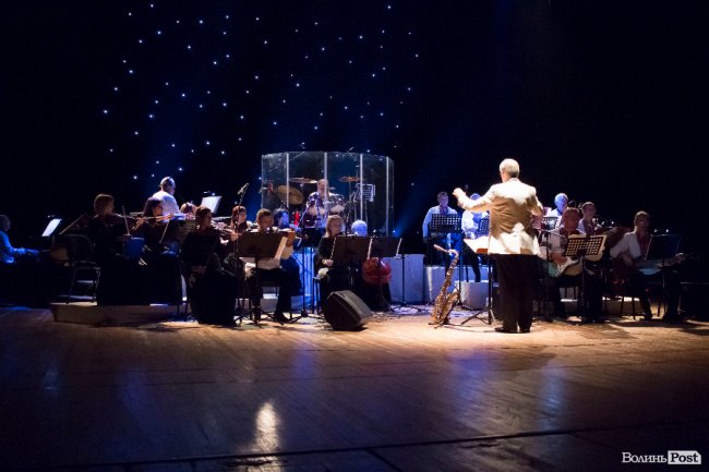 Квіти, подяки та музичний концерт: волинських медпрацівників привітали з професійним  святом