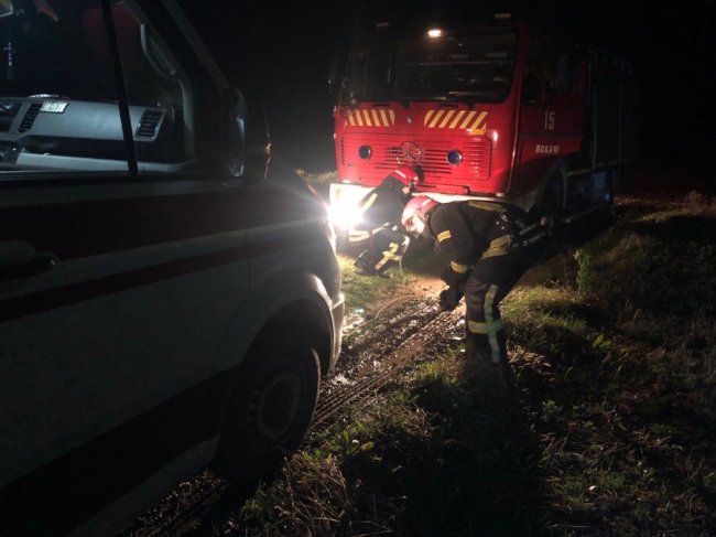 На Волині рятувальники витягли з болота швидку, що їхала до лікарні