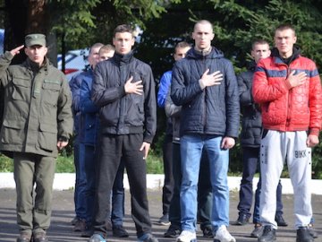 У Луцьку на службу відправили понад 80 строковиків. ФОТО