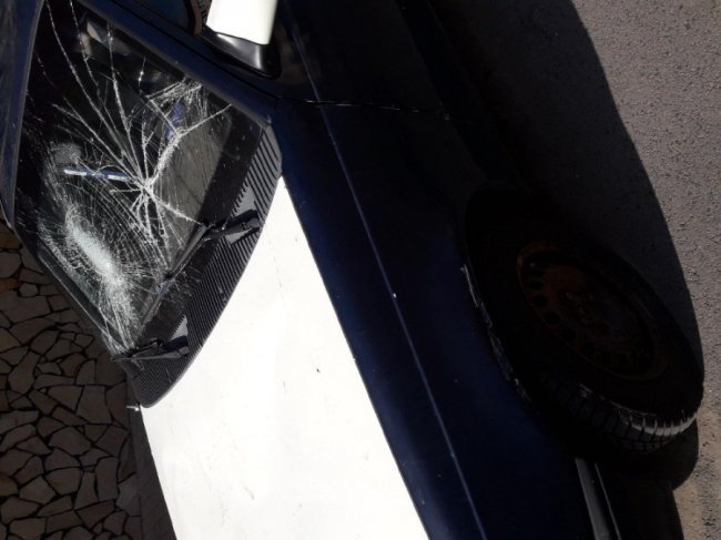 Лучани просять прибрати давно покинуту автівку, яка заважає проїзду