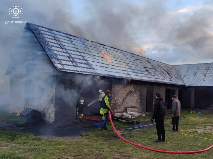 На Волині через плиту загорілася господарська будівля