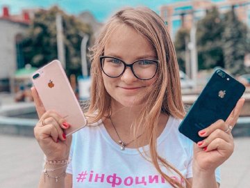 Скандальна блогерка з Луцька рекламує російський сайт і просить вводити дані про себе