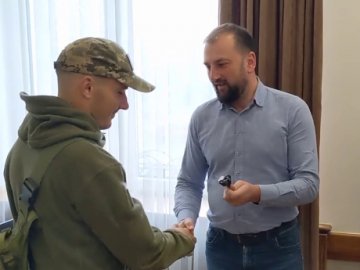  У Ковелі військовослужбовцю вручили ключі від квартири 