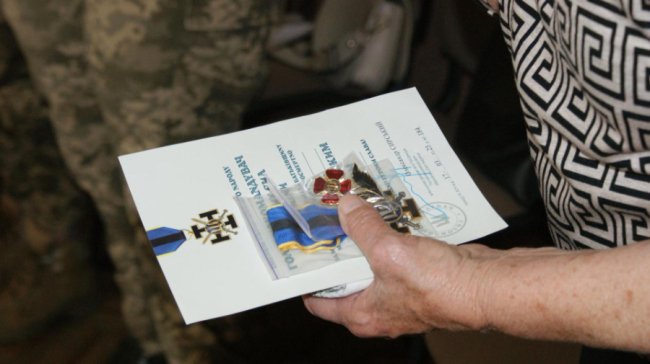 Матері загиблого воїна з Волині вручили посмертні нагороди сина. ФОТО