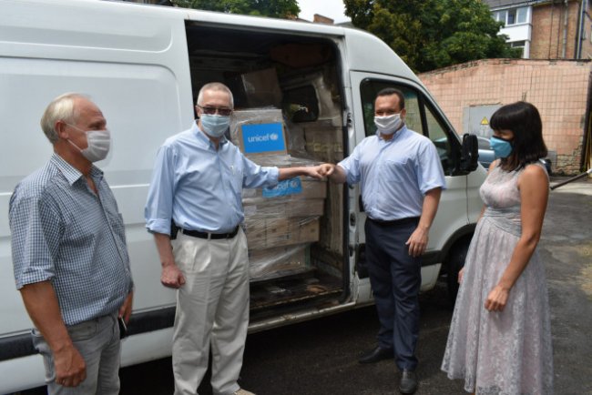 Соцпрацівники Волині отримали маски та рукавички від ЮНІСЕФ
