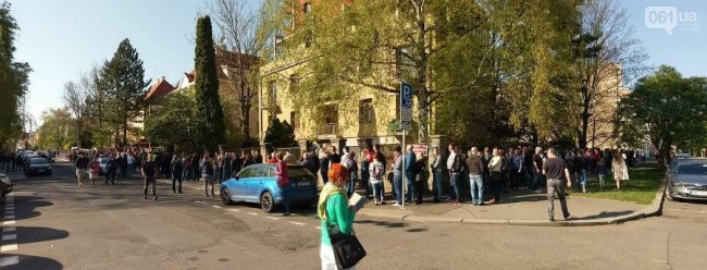 Українці за кордоном, стоячи у чергах до виборчої дільниці, співають гімн України. ВІДЕО