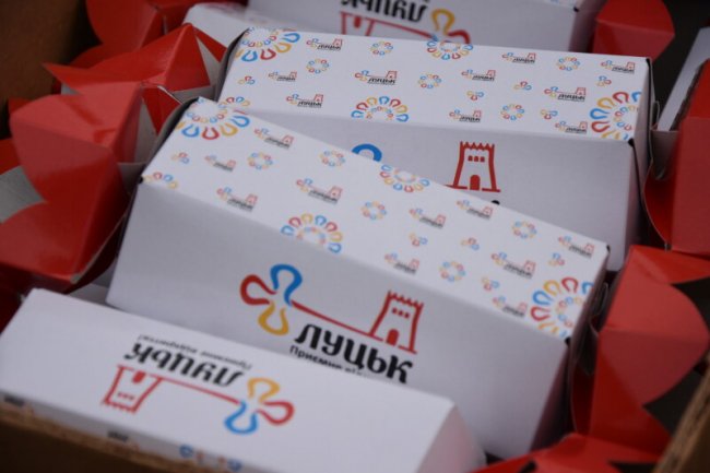 У Луцьку таксисти стали Миколаями і розвозять дітям подарунки. ФОТО