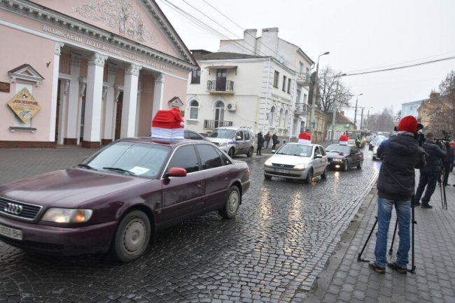 У Луцьку таксисти стали Миколаями і розвозять дітям подарунки. ФОТО