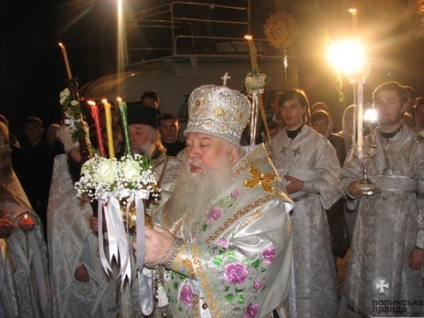 До Луцька привезли Благодатний вогонь. ФОТО