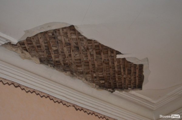 Історія без терміну давності: за мешканців аварійного будинку «взялися» у Луцькраді. ФОТО