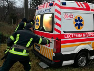 На Волині рятувальники відбуксирували «швидку», яка застрягла  в багнюці 