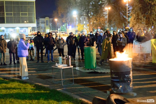 Лучани вийшли на Театральну площу відзначити сьому річницю Майдану. ФОТО