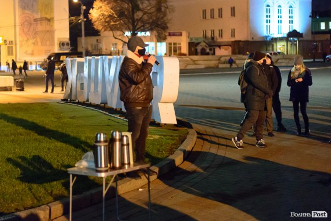 Лучани вийшли на Театральну площу відзначити сьому річницю Майдану. ФОТО