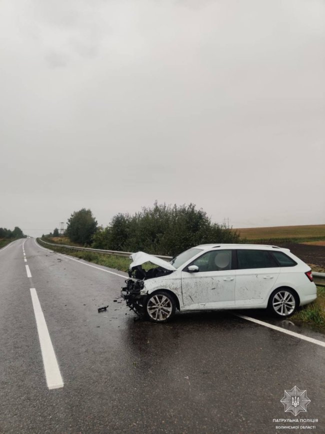 На Волині водійка в'їхала у дорожній відбійник