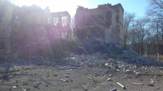 Росіяни вдарили ракетами по школі в Авдіївці: загинула мешканка