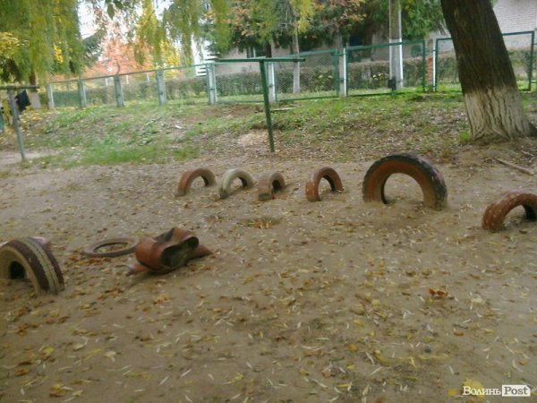 Лучани незадоволені будівництвом храму через електричний кабель. ФОТО
