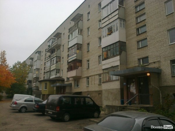 Лучани незадоволені будівництвом храму через електричний кабель. ФОТО