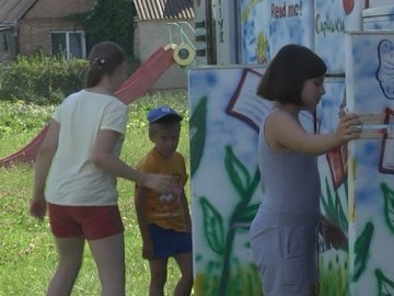 Книги в холодильниках: як працює єдина на Волині бібліотека просто неба. ВІДЕО