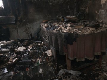 У місті на Волині сусіди воюють з чоловіком, який постійно підпалює власний будинок. ВІДЕО