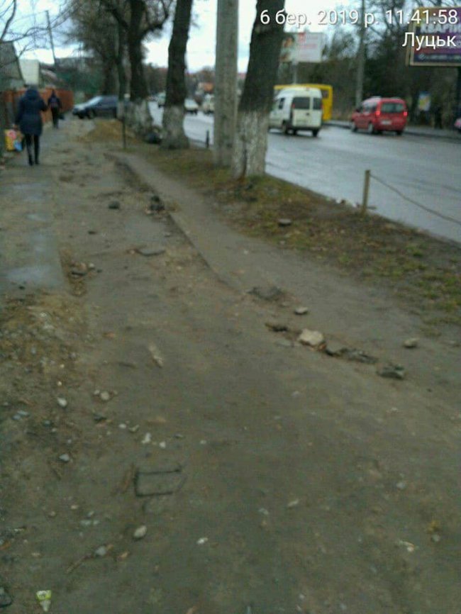 У Луцьку не відновили тротуар після ремонту на кабельній лінії. ФОТО