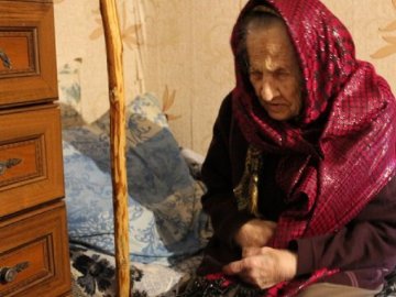 На Волині столітню бабусю доглядає місцева мешканка: донька померла, внуки та правнуки – за кордоном