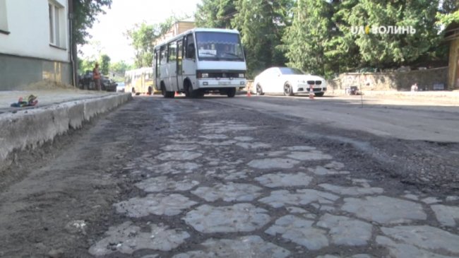 У Луцьку на одній  вулиці заливають асфальтом унікальну старовинну бруківку. ВІДЕО