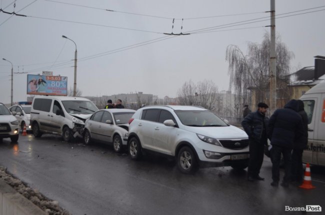 У Луцьку на мосту – подвійна аварія