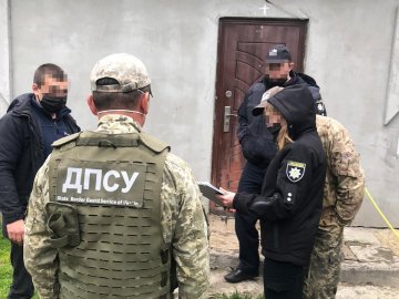 На подвір'ї волинянина знайшли незаконну зброю, набої та бурштин. ФОТО