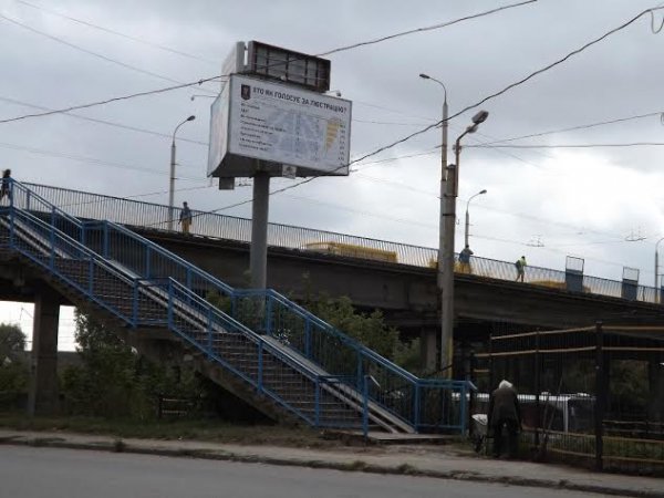 У Луцьку передвиборчу агітацію приховали за білбордами про люстрацію. ФОТО