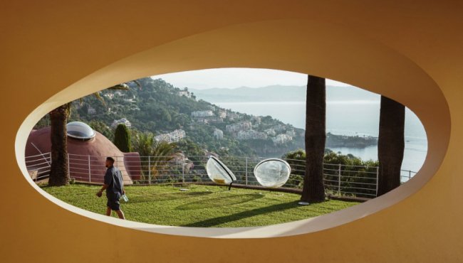 MONATIK і Надя Дорофєєва в купальнику прикрасили обкладинку відомого глянцю