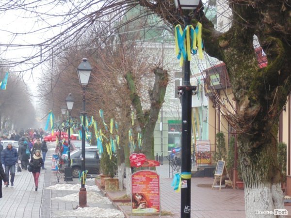 Вулицю в центрі Луцька «забомбили» синьо-жовтими стрічками. ФОТО