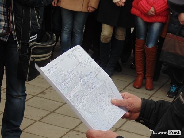 Як мер Луцька з студентами дерева садив. ФОТО