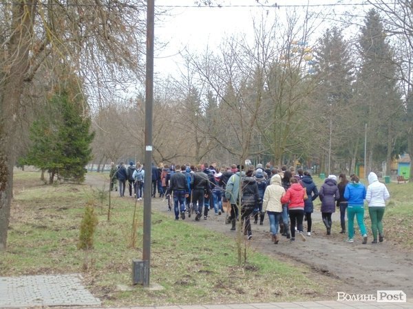 Як мер Луцька з студентами дерева садив. ФОТО