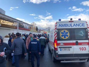 Сутички на Старому ринку: медики оглядають декількох людей. ФОТО