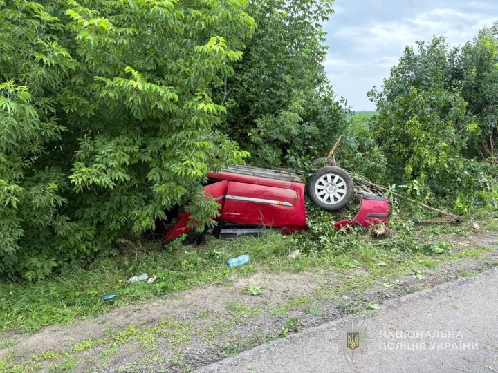 На Волині водій злетів у кювет і перекинувся: в салоні було двоє дітей 9 і 4 років