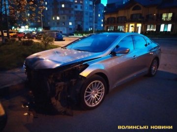 У Луцьку очевидці розшукали авто, яке водій покинув після аварії на сусідній вулиці. ФОТО