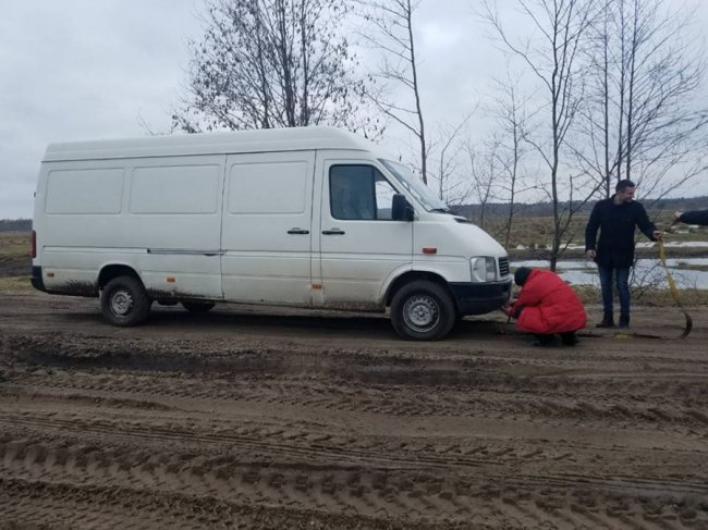 На Волині авто застрягло в болоті. ФОТО