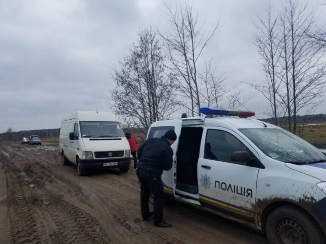 На Волині авто застрягло в болоті. ФОТО