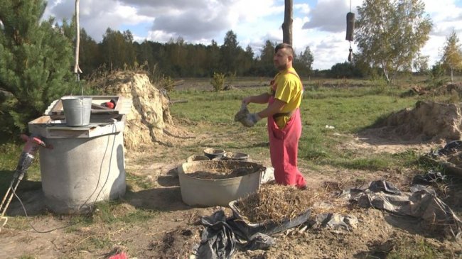 Волинянин будує екобудинок з дерева, глини та соломи. ВІДЕО