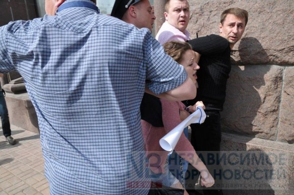 У Києві пакують в автозаки противників комуністів. ФОТО. ВІДЕО