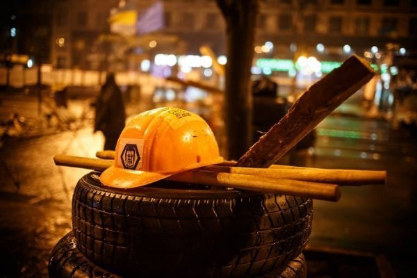 Ніч на Майдані в очікуванні штурму. ФОТО