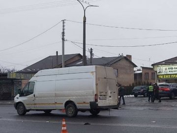 Показали відео ДТП у Луцьку: чоловіка на переході збила автівка.ВІДЕО