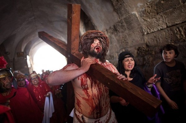 16. Американський паломник з «Надії Слави» на шляху Христа по Віа Долороза в Єрусалимі у Страсну п'ятницю