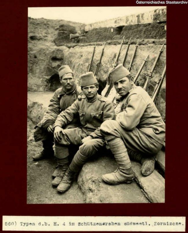 Австрійські солдати в селі на Волині 100 років тому. РЕТРОФОТО