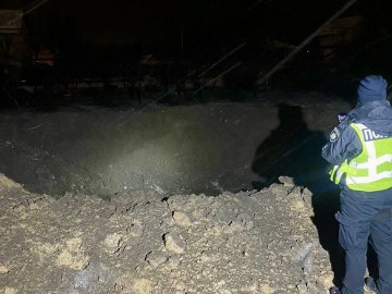 На місці падіння уламків ракети у Києві утворилася 10-метрова вирва. ФОТО.ВІДЕО