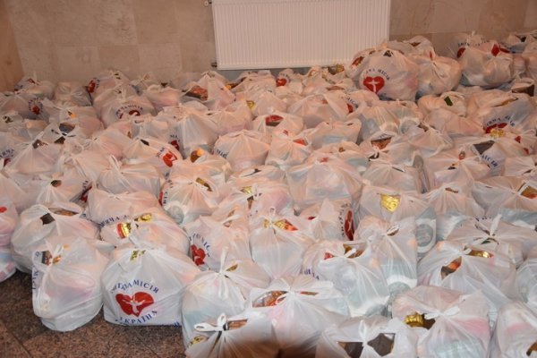 У Луцьку сім'ям, які опинились у скруті вручили подарунки