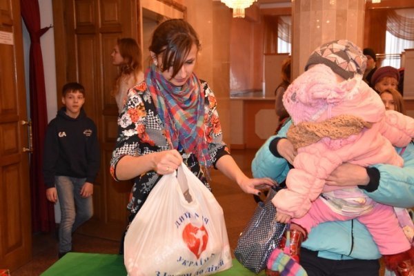 У Луцьку сім'ям, які опинились у скруті вручили подарунки