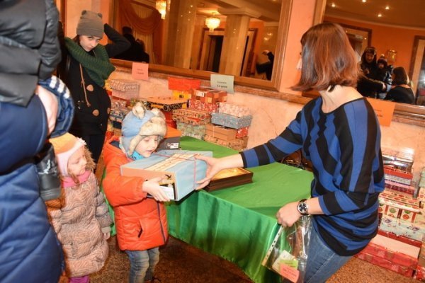 У Луцьку сім'ям, які опинились у скруті вручили подарунки
